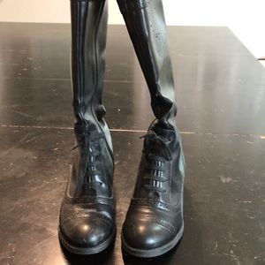 Tommy Hilfiger lace up boots in black leather. Size 6M